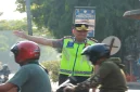 Kapolres Lamongan AKBP Adhytiawarman Gautama Putra saat mengatur lalu lintas dan membantu penyeberangan anak sekolah di Lamongan, Senin (19/10/2026). (Dok. Ho/Polres Lamongan)