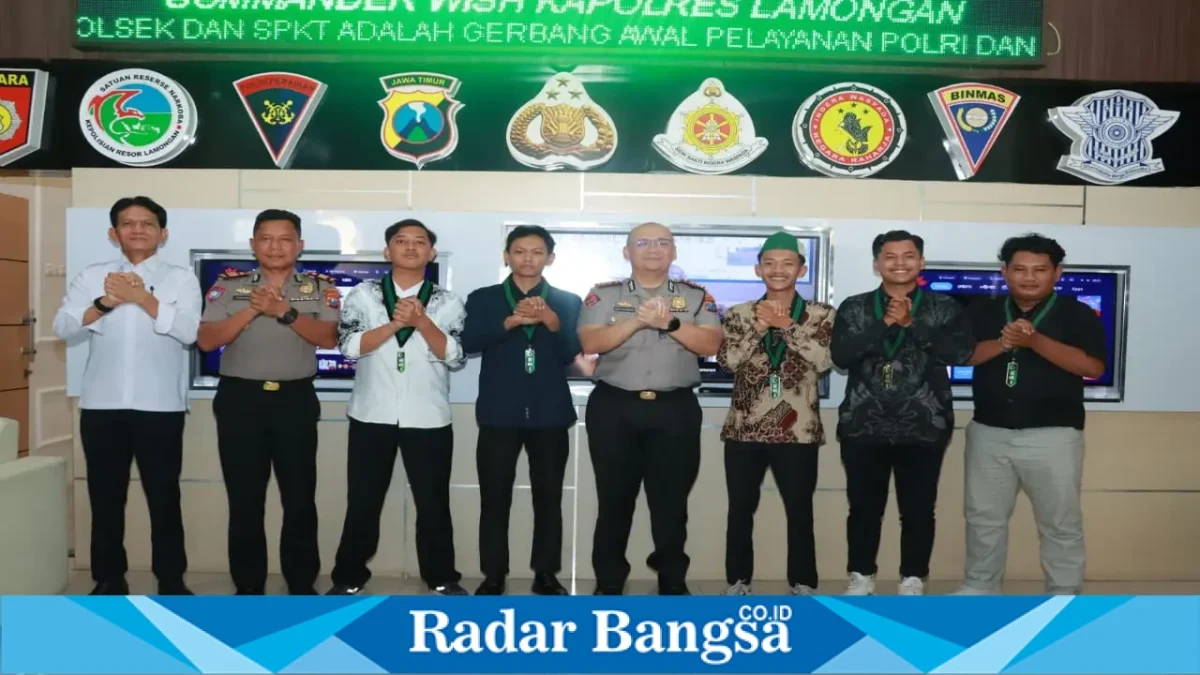 Kapolres Lamongan AKBP Adhytiawarman Gautama Putra bersama pengurus HMI Lamongan dan DPC GMNI dalam kegiatan Ngobras di Lobby Polres Lamongan, Senin (19/10/2026). (Dok. Humas Polres Lamongan/RadarBangsa.co.id)