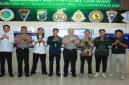 Kapolres Lamongan AKBP Adhytiawarman Gautama Putra bersama pengurus HMI Lamongan dan DPC GMNI dalam kegiatan Ngobras di Lobby Polres Lamongan, Senin (19/10/2026). (Dok. Humas Polres Lamongan/RadarBangsa.co.id)