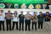 Kapolres Lamongan AKBP Adhytiawarman Gautama Putra bersama pengurus HMI Lamongan dan DPC GMNI dalam kegiatan Ngobras di Lobby Polres Lamongan, Senin (19/10/2026). (Dok. Humas Polres Lamongan/RadarBangsa.co.id)