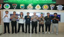 Kapolres Lamongan AKBP Adhytiawarman Gautama Putra bersama pengurus HMI Lamongan dan DPC GMNI dalam kegiatan Ngobras di Lobby Polres Lamongan, Senin (19/10/2026). (Dok. Humas Polres Lamongan/RadarBangsa.co.id)