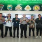 Kapolres Lamongan AKBP Adhytiawarman Gautama Putra bersama pengurus HMI Lamongan dan DPC GMNI dalam kegiatan Ngobras di Lobby Polres Lamongan, Senin (19/10/2026). (Dok. Humas Polres Lamongan/RadarBangsa.co.id)