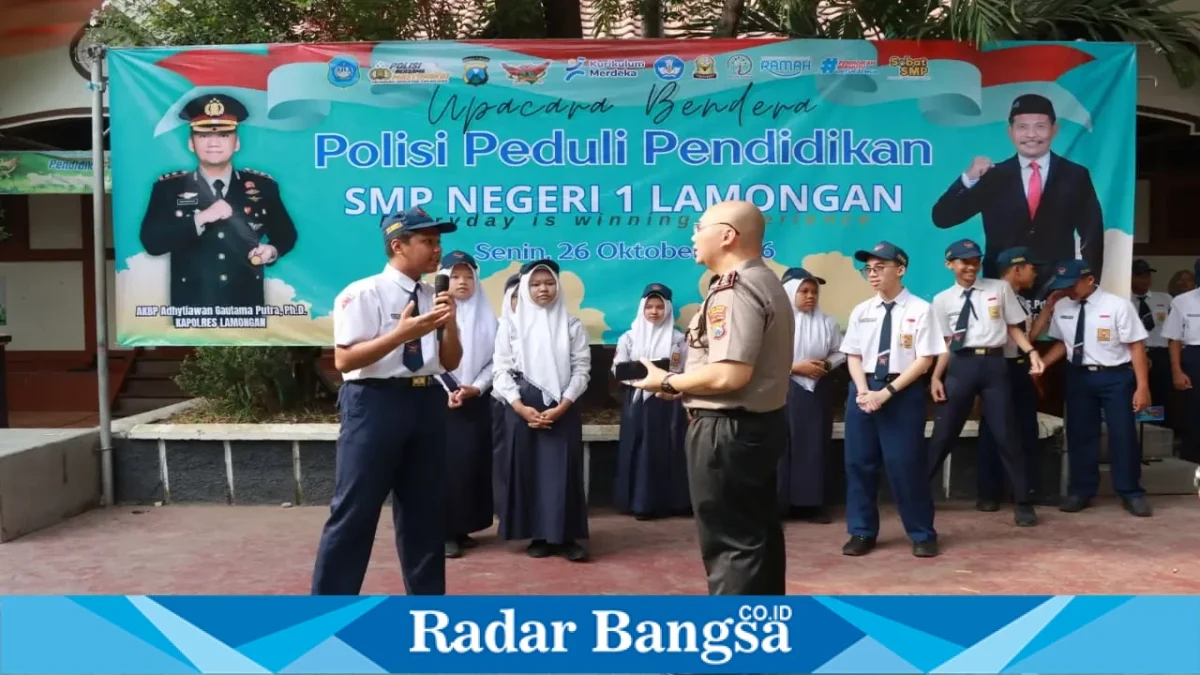 Kapolres Lamongan memberikan edukasi kepada siswa dalam kegiatan Polisi Peduli Pendidikan di SMPN 1 Lamongan, Senin (26/10/2026). (Dok. Ho/RadarBangsa.co.id).