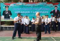 Kapolres Lamongan memberikan edukasi kepada siswa dalam kegiatan Polisi Peduli Pendidikan di SMPN 1 Lamongan, Senin (26/10/2026). (Dok. Ho/RadarBangsa.co.id).