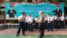 Kapolres Lamongan memberikan edukasi kepada siswa dalam kegiatan Polisi Peduli Pendidikan di SMPN 1 Lamongan, Senin (26/10/2026). (Dok. Ho/RadarBangsa.co.id).
