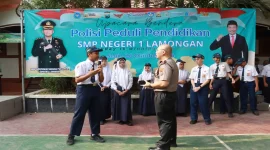 Kapolres Lamongan memberikan edukasi kepada siswa dalam kegiatan Polisi Peduli Pendidikan di SMPN 1 Lamongan, Senin (26/10/2026). (Dok. Ho/RadarBangsa.co.id).