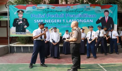 Kapolres Lamongan memberikan edukasi kepada siswa SMP Negeri 1 Lamongan dalam program Polisi Peduli Pendidikan tentang bahaya narkoba.