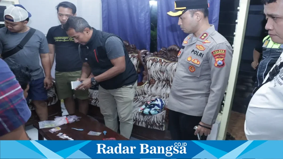 Kapolres Pasuruan AKBP Irawan Setyono saat memimpin penindakan kasus dugaan peredaran narkotika di wilayah Pecalukan, Kecamatan Prigen, Kabupaten Pasuruan, Sabtu (17/10/2026). (Dok. Ho/RadarBangsa.co.id)