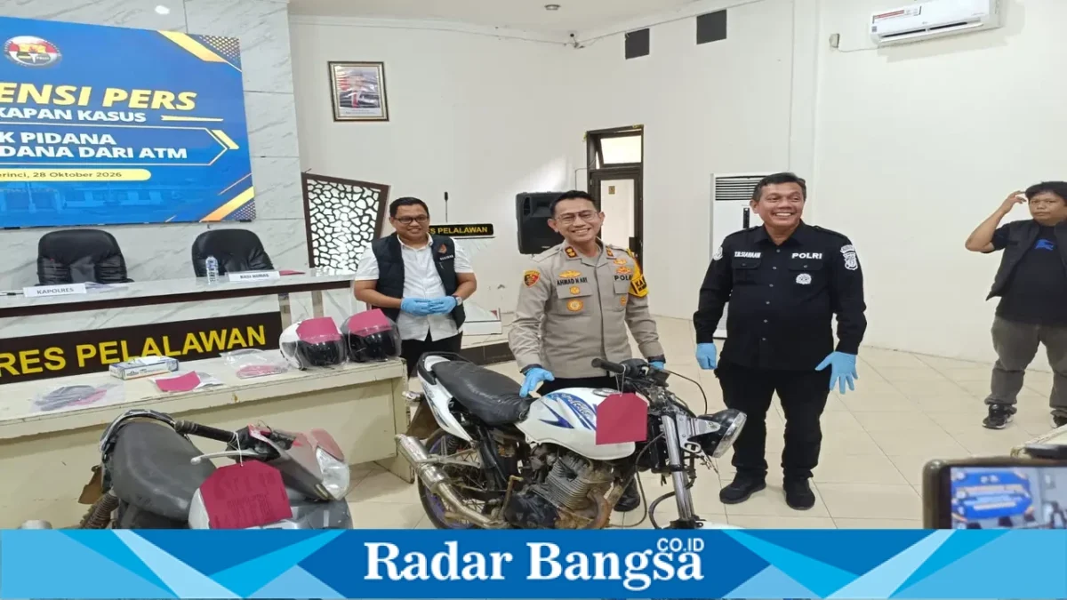 Kapolres Pelalawan AKBP Ahmad Nur Ari memimpin konferensi pers pengungkapan kasus pencurian dana rekening BNI di Mapolres Pelalawan. (Foto: Ho/RadarBangsa.co.id)