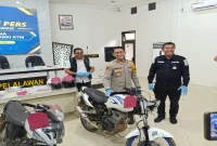 Kapolres Pelalawan AKBP Ahmad Nur Ari memimpin konferensi pers pengungkapan kasus pencurian dana rekening BNI di Mapolres Pelalawan. (Foto: Ho/RadarBangsa.co.id)