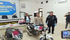 Kapolres Pelalawan AKBP Ahmad Nur Ari memimpin konferensi pers pengungkapan kasus pencurian dana rekening BNI di Mapolres Pelalawan. (Foto: Ho/RadarBangsa.co.id)
