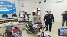 Kapolres Pelalawan AKBP Ahmad Nur Ari memimpin konferensi pers pengungkapan kasus pencurian dana rekening BNI di Mapolres Pelalawan. (Foto: Ho/RadarBangsa.co.id)
