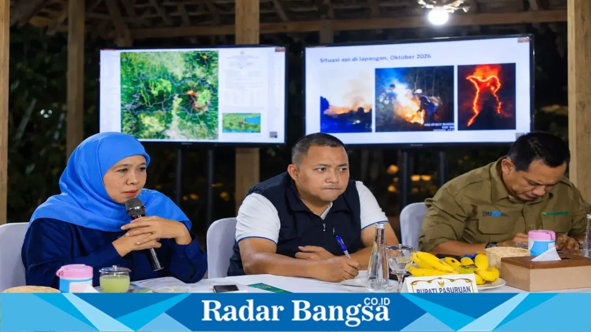 Gubernur Jawa Timur Khofifah Indar Parawansa memimpin rapat koordinasi penanganan karhutla di Tahura Raden Soerjo bersama Bupati Pasuruan dan jajaran terkait di Kabupaten Pasuruan, Selasa (20/10/2026). (Dok. Pemprov Jatim/RadarBangsa.co.id)