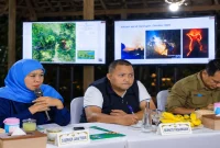 Gubernur Jawa Timur Khofifah Indar Parawansa memimpin rapat koordinasi penanganan karhutla di Tahura Raden Soerjo bersama Bupati Pasuruan dan jajaran terkait di Kabupaten Pasuruan, Selasa (20/10/2026). (Dok. Pemprov Jatim/RadarBangsa.co.id)