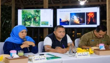 Gubernur Jawa Timur Khofifah Indar Parawansa memimpin rapat koordinasi penanganan karhutla di Tahura Raden Soerjo bersama Bupati Pasuruan dan jajaran terkait di Kabupaten Pasuruan, Selasa (20/10/2026). (Dok. Pemprov Jatim/RadarBangsa.co.id)