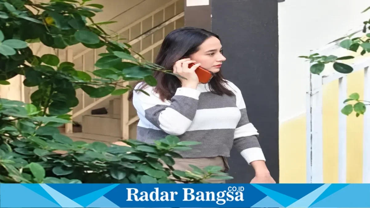 Dwi Anjarwati saat mendatangi Polres Lamongan beberapa waktu lalu. (Dok Ho/RadarBangsa.co.id)