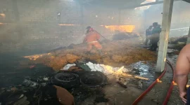 Petugas saat memadamkan kebakaran gudang tembakau di Desa Ganggangtingan, Ngimbang, Lamongan, Rabu (30/9/2026). (Dok. Ho/RadarBangsa.co.id)