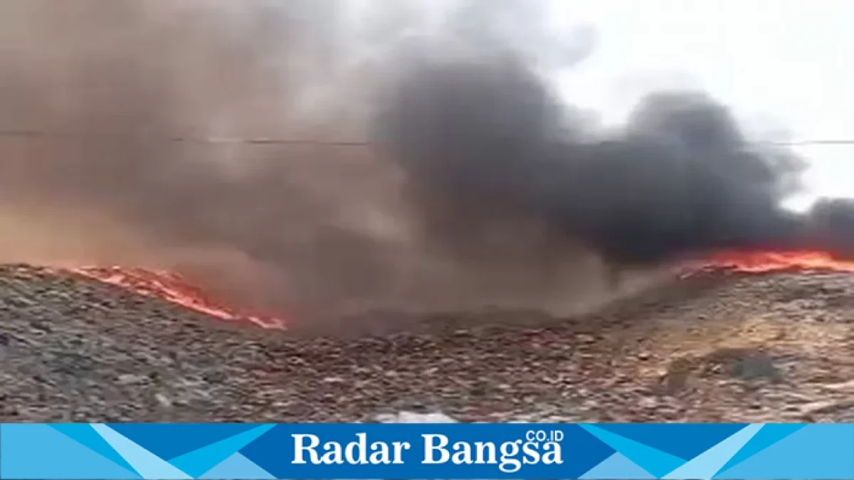 Upaya pemadaman kebakaran di TPA Desa Dadapan, Kecamatan Solokuro, Kabupaten Lamongan, Senin (12/10/2026). (Dok. Ho/Polres Lamongan)