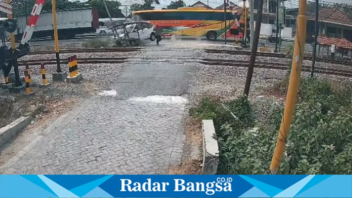 Kecelakaan yang melibatkan bus dan mobil penumpang terjadi di Desa Karangtinggil, Kecamatan Pucuk, Kabupaten Lamongan, Sabtu (10/10/2026). (Dok. Ho/RadarBangsa.co.id)