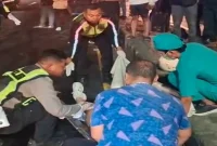Polisi Bantu Evakuasi Korban Kecelakaan Honda Vario dan truk tronton terjadi di Jalan Lamongan–Gresik, Kecamatan Deket, Kabupaten Lamongan, Kamis (15/10/2026). 