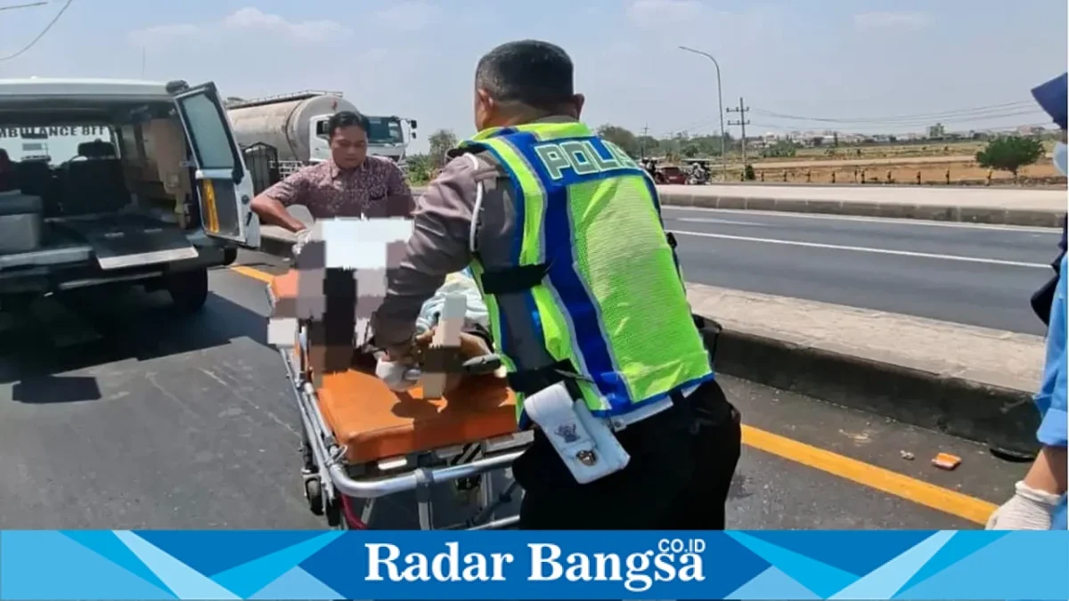 Petugas kepolisian menangani kecelakaan truk tronton dan sepeda motor di JLU Dinoyo, Lamongan, Sabtu (3/10/2026). (Dok. Ho/RadarBangsa.co.id)
