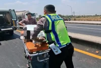 Petugas kepolisian menangani kecelakaan truk tronton dan sepeda motor di JLU Dinoyo, Lamongan, Sabtu (3/10/2026). (Dok. Ho/RadarBangsa.co.id)
