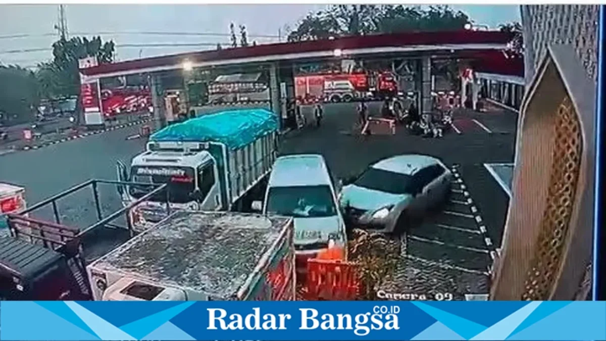 Mobil yang menabrak tiga sepeda motor dan satu ambulans di area SPBU Dusun Kruwul, Kecamatan Turi, Lamongan, Kamis (29/10/2026). (Dok. Humas Polres Lamongan/RadarBangsa.co.id)