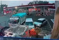 Mobil yang menabrak tiga sepeda motor dan satu ambulans di area SPBU Dusun Kruwul, Kecamatan Turi, Lamongan, Kamis (29/10/2026). (Dok. Humas Polres Lamongan/RadarBangsa.co.id)