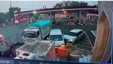 Mobil yang menabrak tiga sepeda motor dan satu ambulans di area SPBU Dusun Kruwul, Kecamatan Turi, Lamongan, Kamis (29/10/2026). (Dok. Humas Polres Lamongan/RadarBangsa.co.id)