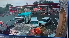 Mobil yang menabrak tiga sepeda motor dan satu ambulans di area SPBU Dusun Kruwul, Kecamatan Turi, Lamongan, Kamis (29/10/2026). (Dok. Humas Polres Lamongan/RadarBangsa.co.id)