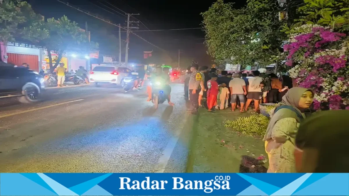 Petugas kepolisian melakukan penanganan kecelakaan tunggal di Jalan Raya Deandles, Desa Tunggul, Kecamatan Paciran, Lamongan, Minggu (4/10/2026). (Dok. Ho/RadarBangsa.co.id)