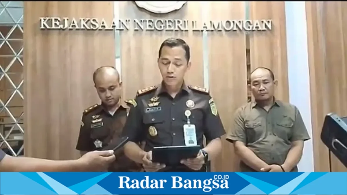 Kepala Kejaksaan Negeri Lamongan, Hendro Wasisto, didampingi Kasi Intel Erfan Nurcahyo dan Kasi Pidsus Mohammad Fajarudin, saat konferensi pers. (05/10/2026) 