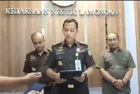 Kepala Kejaksaan Negeri Lamongan, Hendro Wasisto, didampingi Kasi Intel Erfan Nurcahyo dan Kasi Pidsus Mohammad Fajarudin, saat konferensi pers. (05/10/2026) 