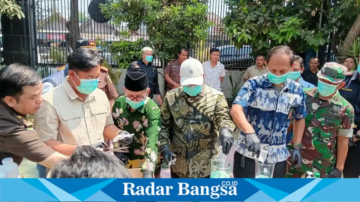 Pemusnahan barang bukti dari 115 perkara pidana yang telah berkekuatan hukum tetap di halaman Kantor Kejari Kabupaten Pasuruan, Bangil, Kamis (15/10/2026). 