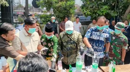 Pemusnahan barang bukti dari 115 perkara pidana yang telah berkekuatan hukum tetap di halaman Kantor Kejari Kabupaten Pasuruan, Bangil, Kamis (15/10/2026). 