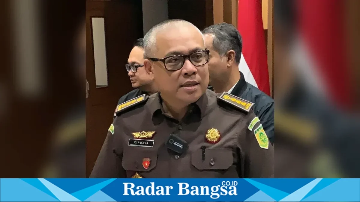 Punia Atmaja, Asisten Tindak Pidana Khusus Kejati Jawa Timur, menyampaikan perkembangan pendalaman perkara dugaan pungli perizinan ESDM Jatim. (Dok. Ho/Penkum Kejati Jatim)
