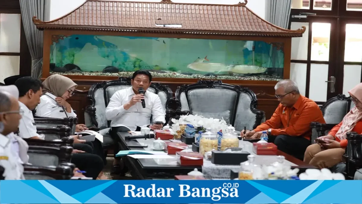 Bupati Sidoarjo Subandi menyampaikan arahan terkait penguatan program penanggulangan kemiskinan di Ruang Transit Pendopo Delta Wibawa, Rabu (21/10/2026). (Dok. Ho/RadarBangsa.co.id)
