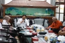Bupati Sidoarjo Subandi menyampaikan arahan terkait penguatan program penanggulangan kemiskinan di Ruang Transit Pendopo Delta Wibawa, Rabu (21/10/2026). (Dok. Ho/RadarBangsa.co.id)