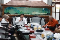 Bupati Sidoarjo Subandi menyampaikan arahan terkait penguatan program penanggulangan kemiskinan di Ruang Transit Pendopo Delta Wibawa, Rabu (21/10/2026). (Dok. Ho/RadarBangsa.co.id)