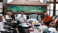 Bupati Sidoarjo Subandi menyampaikan arahan terkait penguatan program penanggulangan kemiskinan di Ruang Transit Pendopo Delta Wibawa, Rabu (21/10/2026). (Dok. Ho/RadarBangsa.co.id)