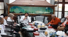 Bupati Sidoarjo Subandi menyampaikan arahan terkait penguatan program penanggulangan kemiskinan di Ruang Transit Pendopo Delta Wibawa, Rabu (21/10/2026). (Dok. Ho/RadarBangsa.co.id)