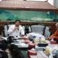 Bupati Sidoarjo Subandi menyampaikan arahan terkait penguatan program penanggulangan kemiskinan di Ruang Transit Pendopo Delta Wibawa, Rabu (21/10/2026). (Dok. Ho/RadarBangsa.co.id)