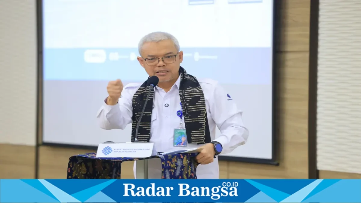 Sekretaris Jenderal Kemnaker Cris Kuntadi saat membuka pelatihan berbasis kompetensi bagi pekerja terdampak PHK di PT Bintang Indokarya Gemilang, Brebes, Selasa (20/10/2026). (Dok. Ho/RadarBangsa.co.id)