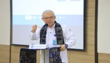 Sekretaris Jenderal Kemnaker Cris Kuntadi saat membuka pelatihan berbasis kompetensi bagi pekerja terdampak PHK di PT Bintang Indokarya Gemilang, Brebes, Selasa (20/10/2026). (Dok. Ho/RadarBangsa.co.id)