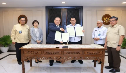 Menaker Yassierli bersama Hitoshi Kanamori dari IM Japan membahas persiapan program pemagangan Jepang 2027 di Jakarta.