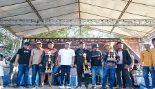 Peserta berlaga dalam seleksi kerapan sapi untuk memperebutkan tiket Grand Final Piala Presiden 2026 di Lapangan Priok, Kecamatan Ketapang, Kabupaten Sampang, Minggu (18/10/2026). (Dok. Ho/RadarBangsa.co.id)