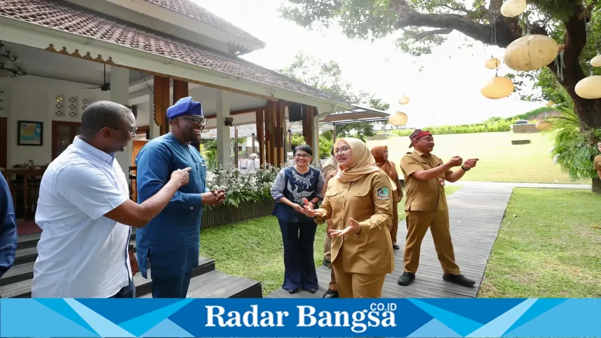 Bupati Banyuwangi Ipuk Fiestiandani menerima delegasi bisnis Nigeria yang dipimpin Ishmael Balogun untuk menjajaki peluang kerja sama perdagangan dan investasi. (Dok. Ho/RadarBangsa.co.id).