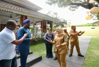 Bupati Banyuwangi Ipuk Fiestiandani menerima delegasi bisnis Nigeria yang dipimpin Ishmael Balogun untuk menjajaki peluang kerja sama perdagangan dan investasi. (Dok. Ho/RadarBangsa.co.id).