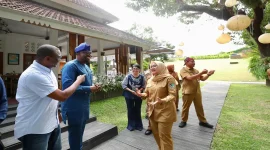 Bupati Banyuwangi Ipuk Fiestiandani menerima delegasi bisnis Nigeria yang dipimpin Ishmael Balogun untuk menjajaki peluang kerja sama perdagangan dan investasi. (Dok. Ho/RadarBangsa.co.id).