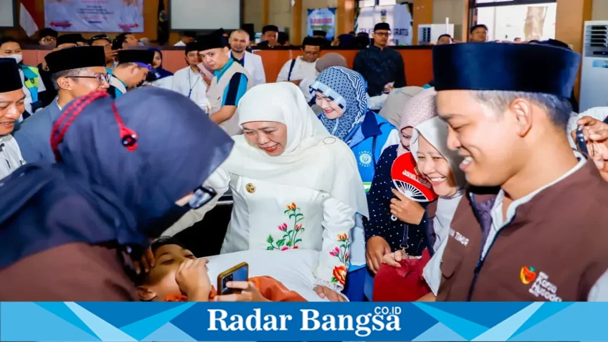 Gubernur Jawa Timur Khofifah Indar Parawansa meninjau kegiatan khitanan massal dan cek kesehatan gratis di Pendopo Kabupaten Pacitan, Kamis (22/10/2026). (Dok. Ho/RadarBangsa.co.id)